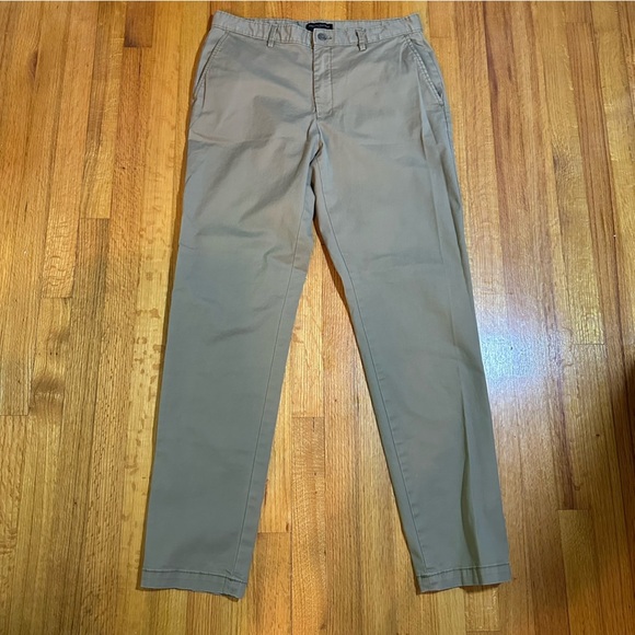 Banana Republic offers an "Athletic Fit" in their chinos size 33X34 (a3 - Picture 1 of 8